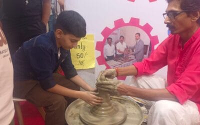 ट्रेड शो : चाक पर मिट्टी को आकार देकर पारंपरिक कला सीख रही नई पीढ़ी