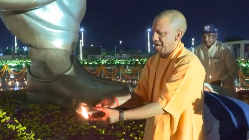 पीएम मोदी के जन्मदिन पर लखनऊ में जले डेढ़ लाख दीये, सीएम योगी ने शुरू किया ‘आशीर्वाद का दीया’ कार्यक्रम