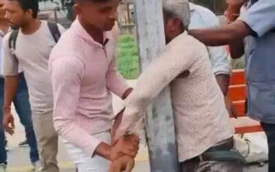 रेलवे स्टेशन पर मोबाइल चोरी करते युवक को यात्रियों ने पकड़ा, पोल से बांधकर पीटा