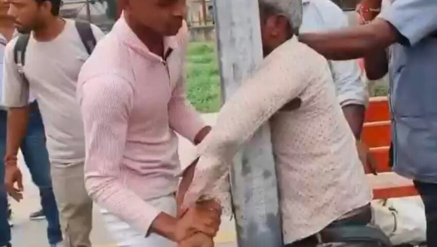 रेलवे स्टेशन पर मोबाइल चोरी करते युवक को यात्रियों ने पकड़ा, पोल से बांधकर पीटा