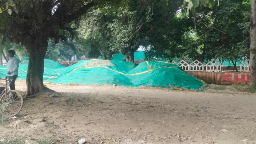 एक साल से बंद ऐच्छर का सर्विस रोड, 30 हजार आबादी परेशान; 20 फीट गहरे गड्ढे से हादसे का खतरा