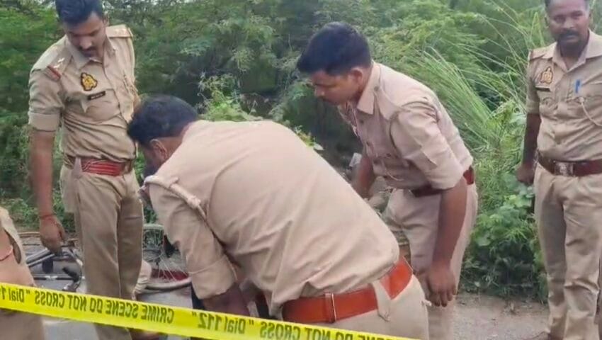 गला रेतकर हत्या,सड़क पर मिला सिरकटा शव, 12 फीट दूर पानी के गड्‌ढे से सिर बरामद