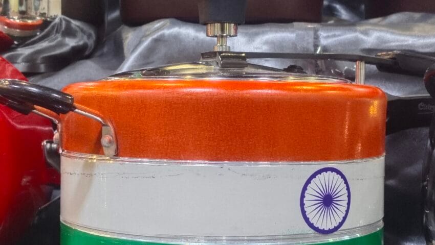 तिरंगे रंग के कुकर ने यूपीआइटीएस में खींचा विदेशी खरीदारों का ध्यान