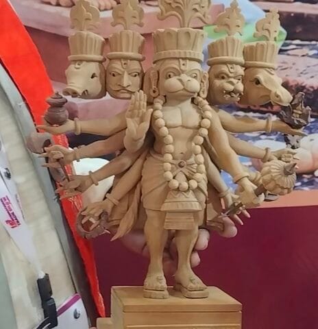 ट्रेड शो में लकड़ी पर जीवंत हुई आस्था, सातवीं पीढ़ी के शिल्पकार ने उकेरे पंचमुखी हनुमान