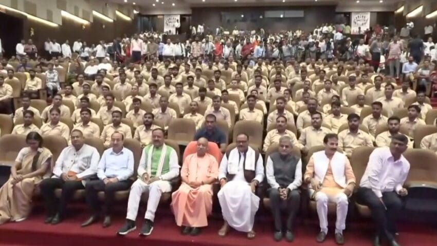 UP : आउटसोर्स कर्मियों को बड़ी सौगात, नियोक्ता नहीं कर पाएंगे शोषण और अन्याय