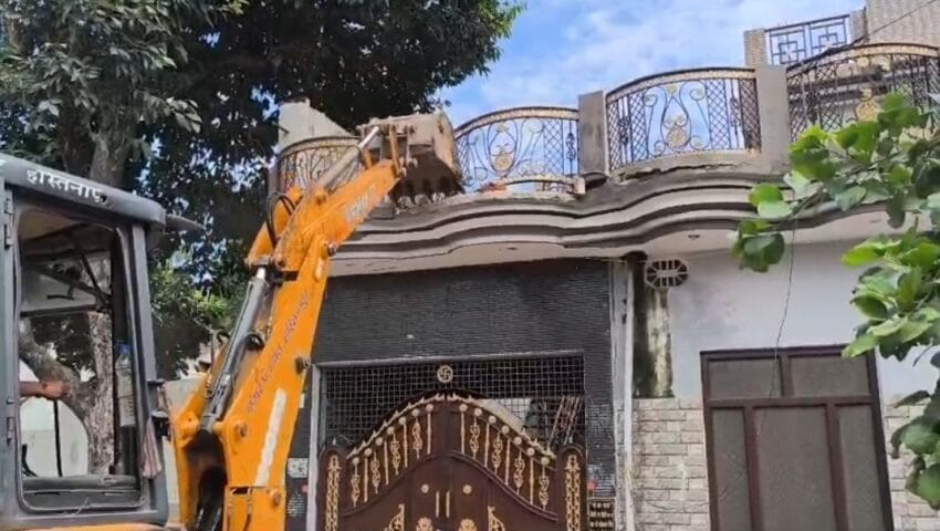 नितिन नागर हत्या से गुस्साए परिजनों ने शव रखकर लगाया जाम, आरोपी के घर चला बुलडोजर