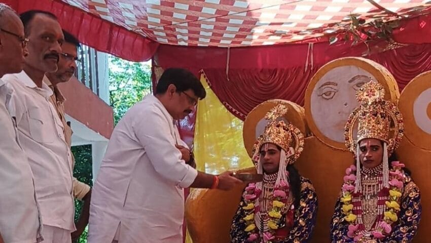 बुढ़वा मंगल के अवसर पर धनुष यज्ञ कार्यक्रम का हुआ आयोजन