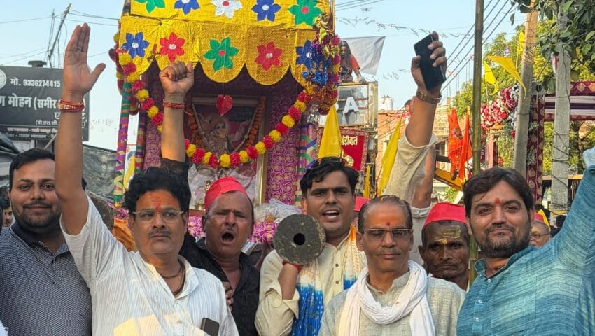 बुढ़वा मंगल के अवसर पर मैथा में निकाली गई शोभायात्रा धूमधाम