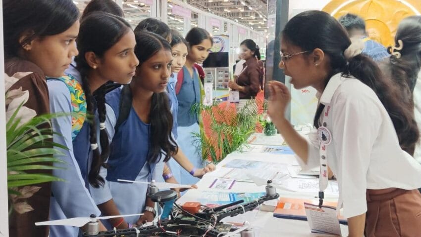 यूपी इंटरनेशनल ट्रेड शो में जीबीयू का स्टॉल बना छात्राओं की पसंद