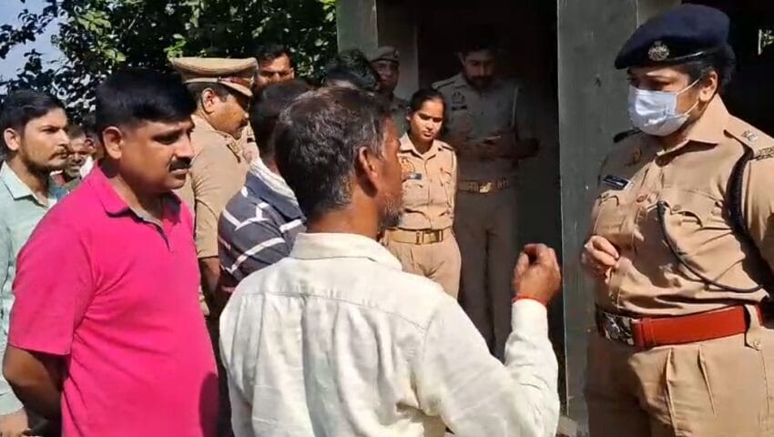 शाहजहांपुर में 2 साधुओं की हत्या कर मंदिर में शव को जलाया,धुआं उठता देख पहुंचे लोग