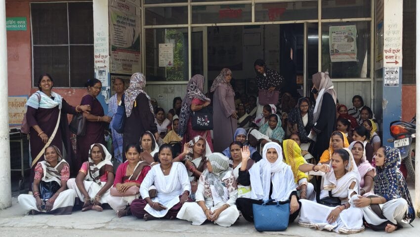 मानदेय वृद्धि की मांग को लेकर आशाओं का कार्य बहिष्कार, सीएचसी गेट पर दिया धरना