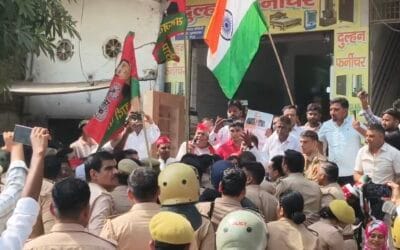 बुलंदशहर रोड पर पुलिस के सामने फूंका गया मुख्य चुनाव आयुक्त का पुतला