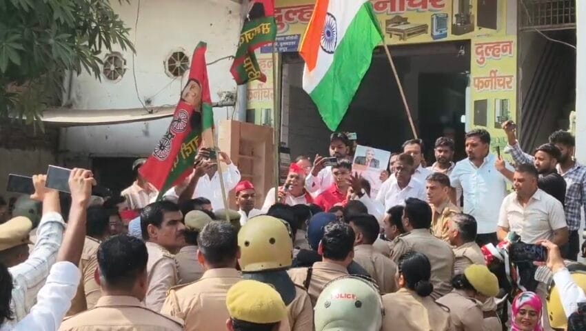 बुलंदशहर रोड पर पुलिस के सामने फूंका गया मुख्य चुनाव आयुक्त का पुतला